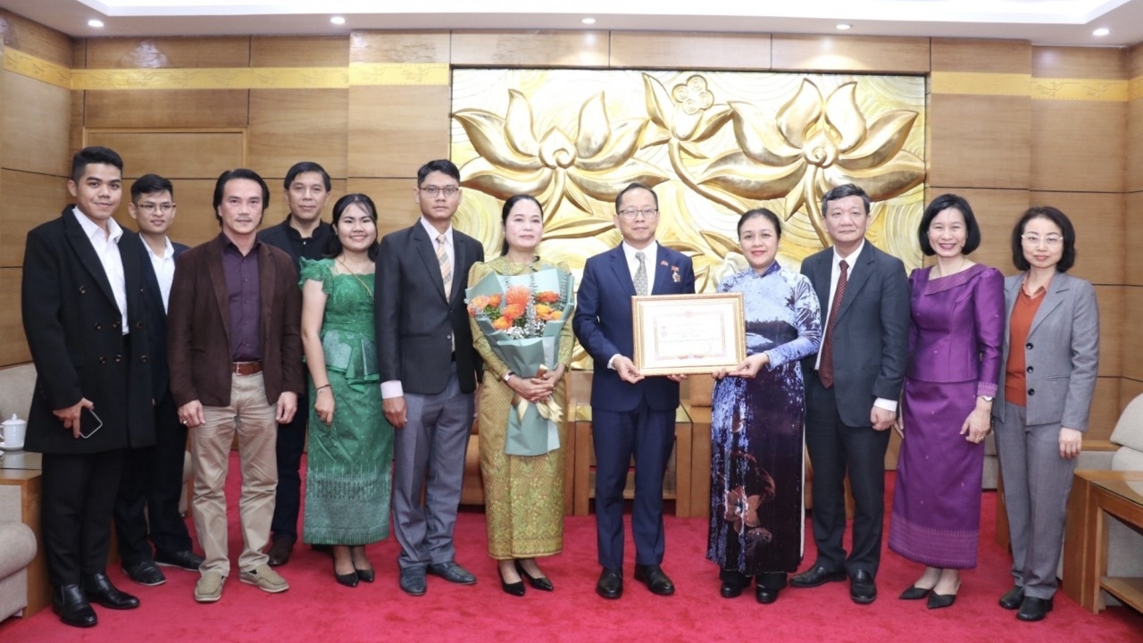 向柬埔寨驻越南大使授予“致力于各民族和平友谊”纪念章