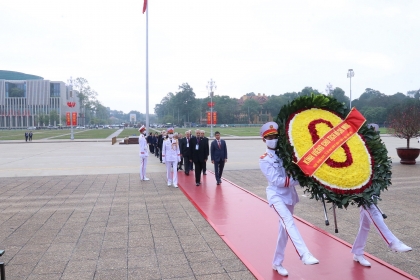 出席巴黎协定签署50周年的国际代表团拜谒胡志明主席陵墓