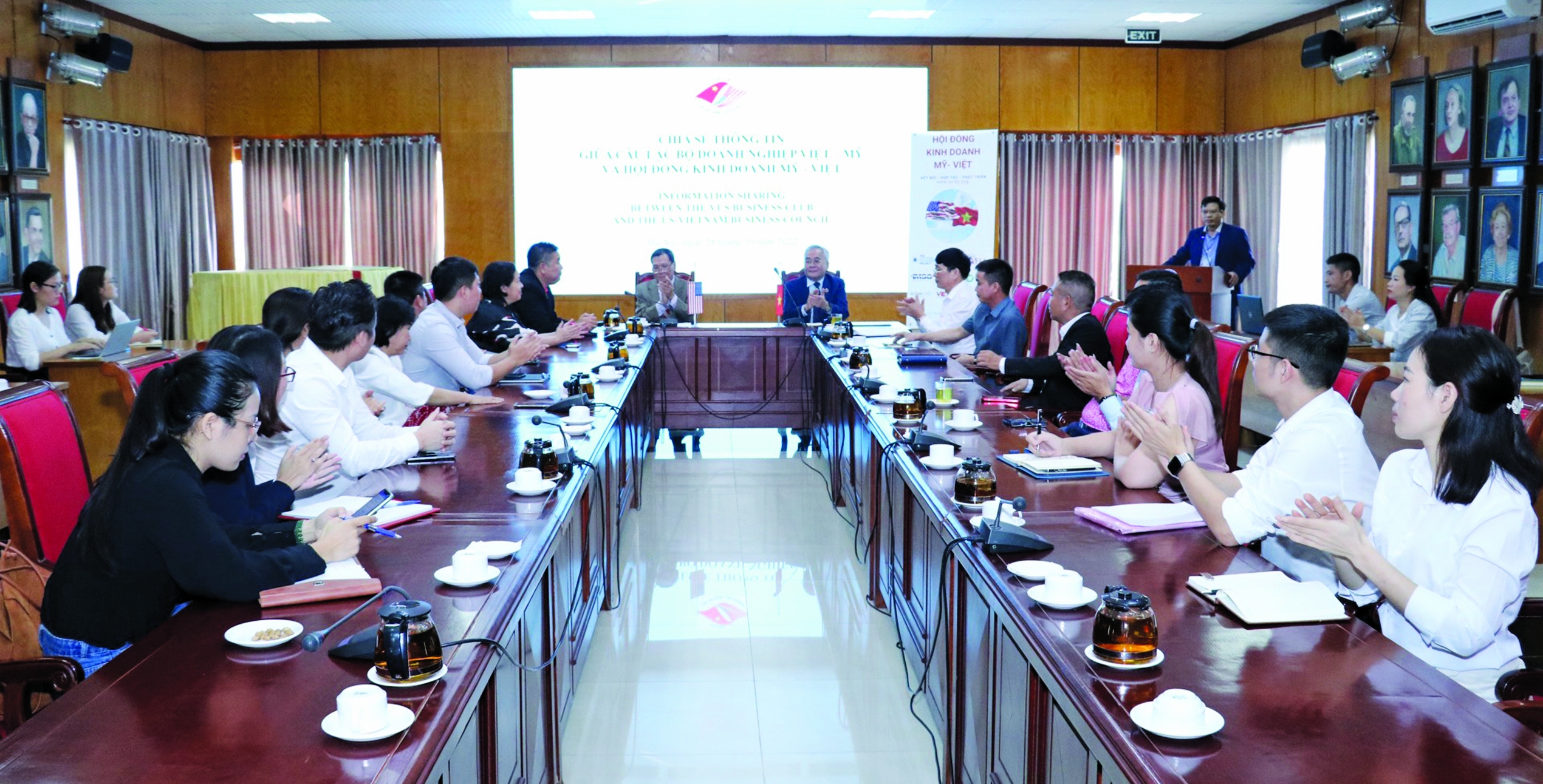 2022年10月越南-美国商业俱乐部和美国-越南商务委员会在河内举行的信息共享会议（图：秋河摄）