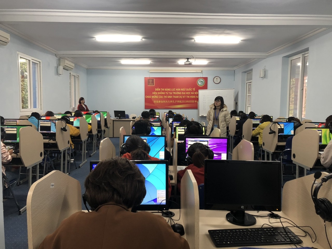 考生在河内大学孔子学院考点参加机考。