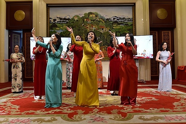 迎春活动上举行的一个文艺节目。（图: 越通社） 越南驻华大使馆日前在北京举行2021辛丑牛年新春见面会，大使馆全