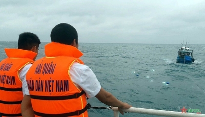 越南海军第二区及时营救海上遇险的9名渔民