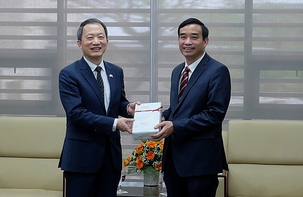 岘港市人民委员会主席黎忠征向韩国驻岘港市总领事安岷植送