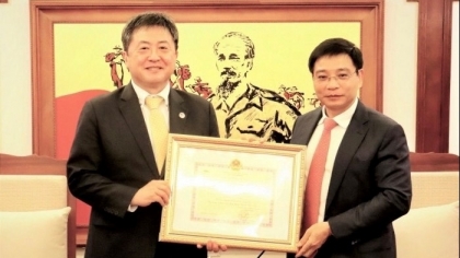 向日本国际协力机构驻越南首席代表颁发纪念章