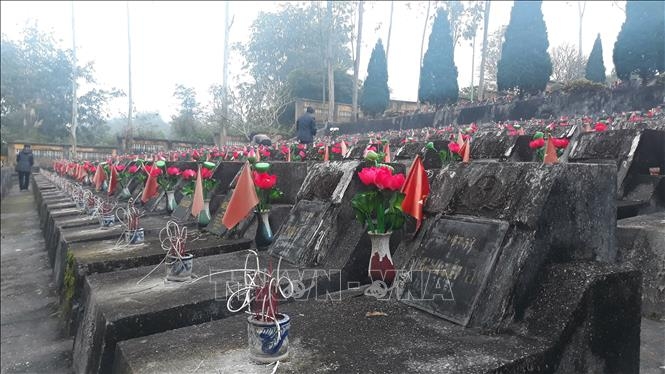 何江省渭川县国家烈士陵园沉睡着1782位烈士英雄以及修建的一座集体英雄的坟墓，其中有1500多位烈士在祖国北战事件英勇斗争而牺牲。（图：越通社）
