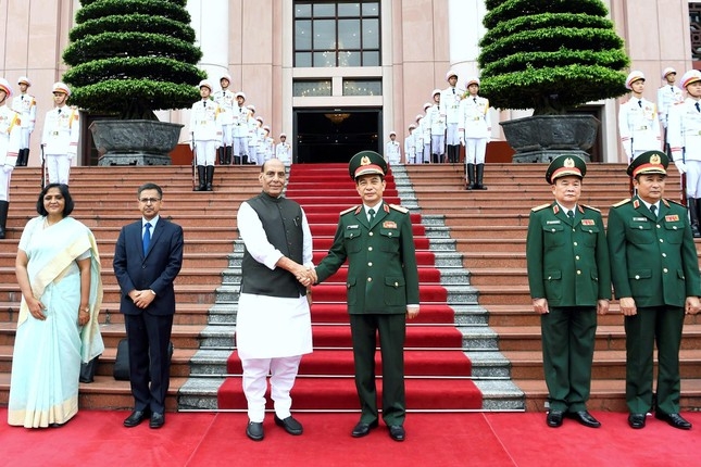 国防部部长潘文江主持仪式，欢迎印度国防部长拉杰纳特•辛格访问