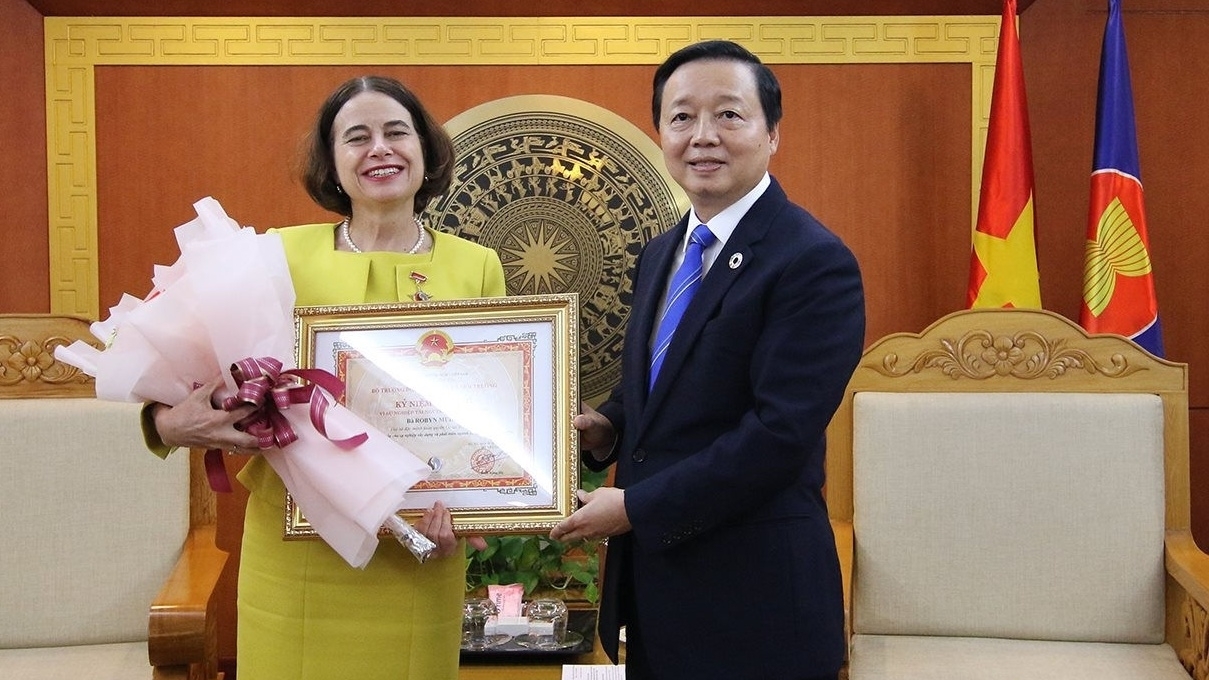 向澳大利亚驻越南大使授予'致力于自然资源与环境事业纪念章'