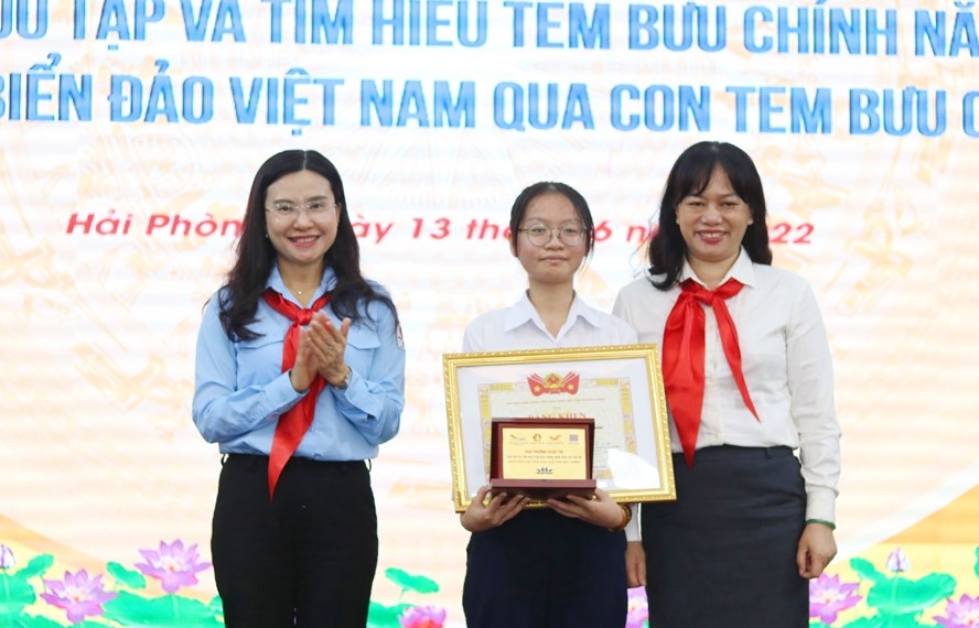 Bản in : 100万多名儿童参与收集和了解有关越南海洋和岛屿的邮票 | Vietnam+ (VietnamPlus)