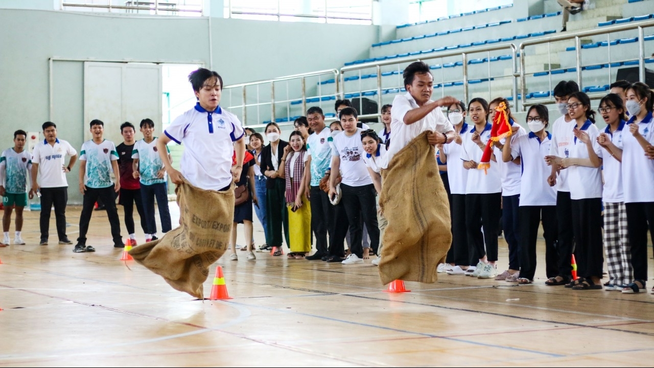 越柬青年促进文化体育交流