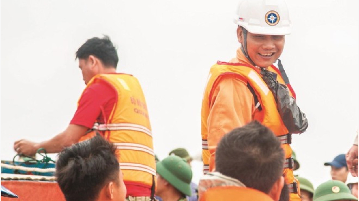越南一名搜救员荣获国际海事组织的海上特别勇敢奖