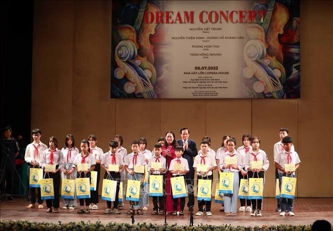 越南国家副主席武氏映春出席为特困儿童筹款的音乐会