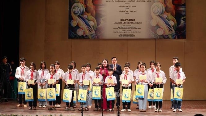 越南国家副主席武氏映春出席为特困儿童筹款的音乐会