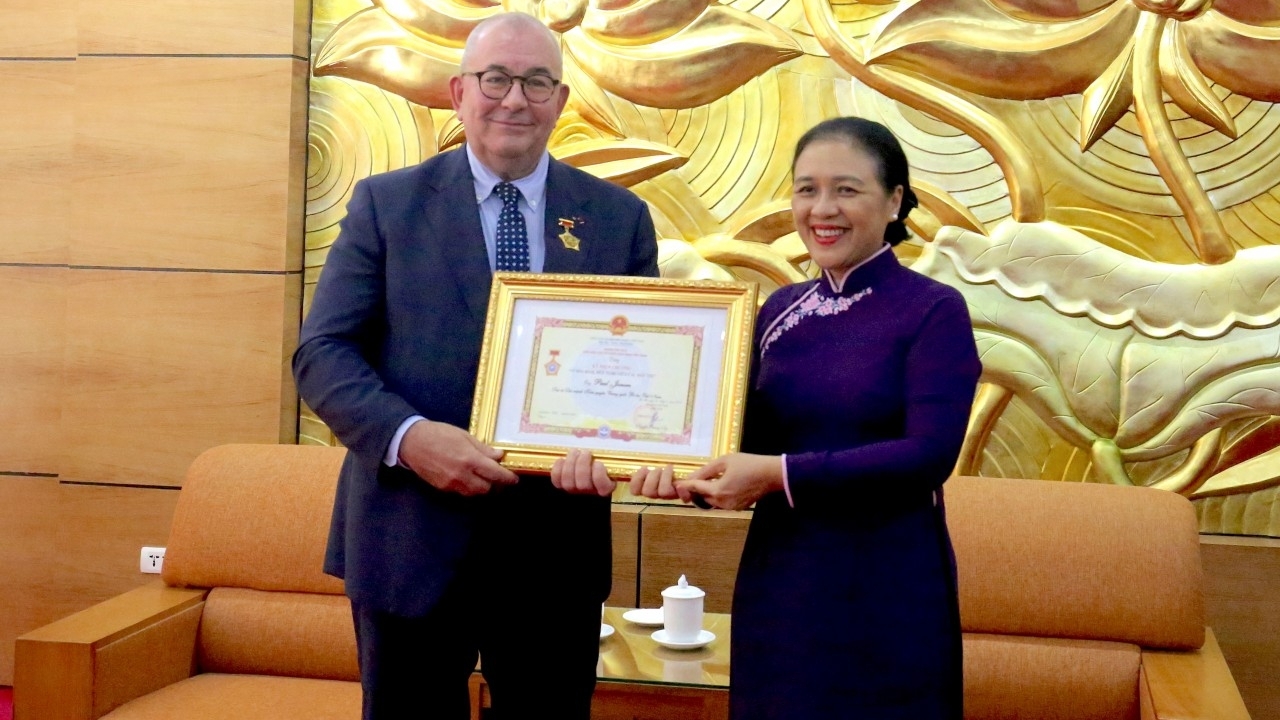 越友联向比利时王国驻越南大使授予纪念章