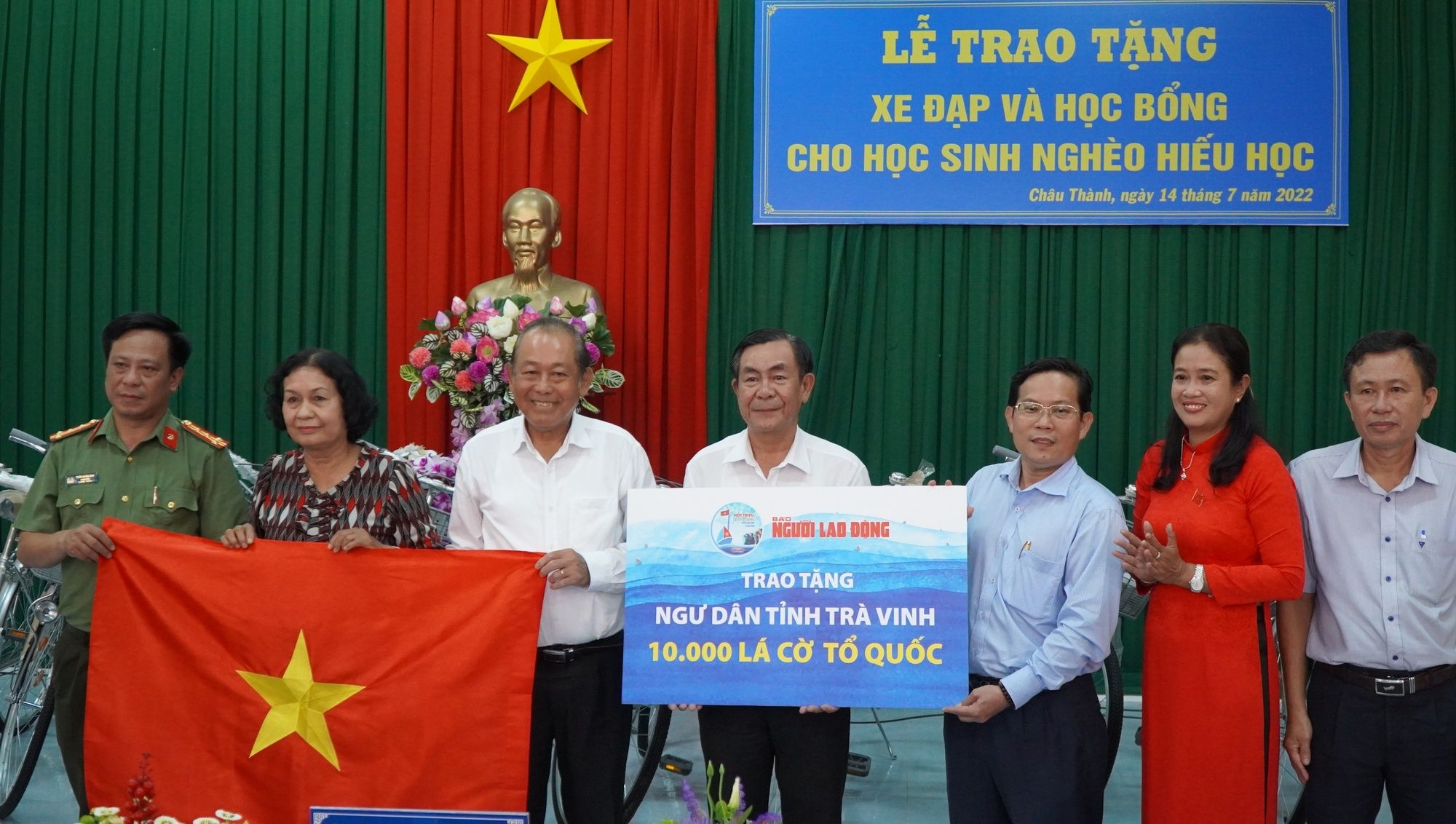 Bản in : 向茶荣省渔民赠送1万面国旗 | Vietnam+ (VietnamPlus)