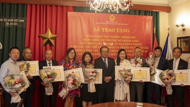 表扬旅居欧洲越南人对祖国的贡献