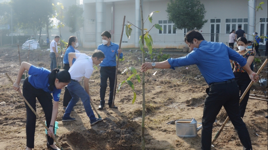 启动城市植树活动“致力于绿色越南”