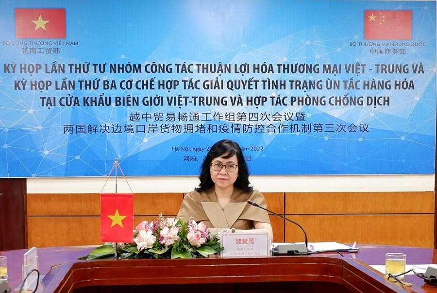 越南工贸部亚非市场司司长黎黄莺主持会议。（图：《工贸报》）