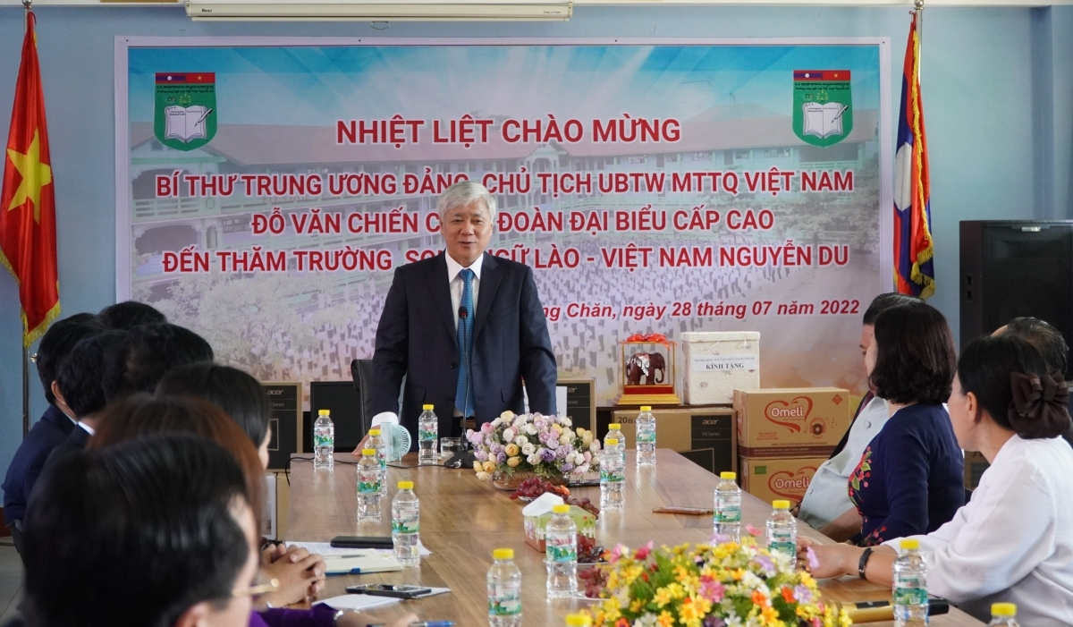 越南祖国阵线中央委员会主席杜文战走访阮攸越老双语学校