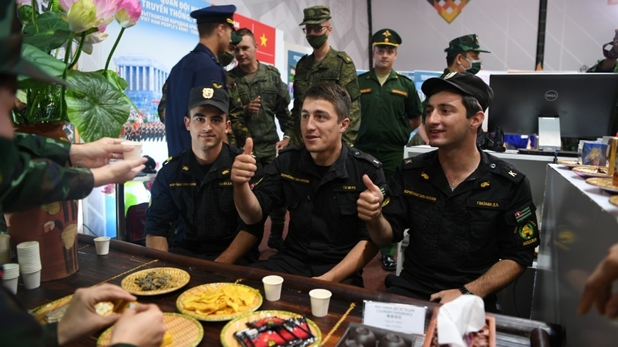 越南人民军的友谊展位首日开展吸引1000多人次参观