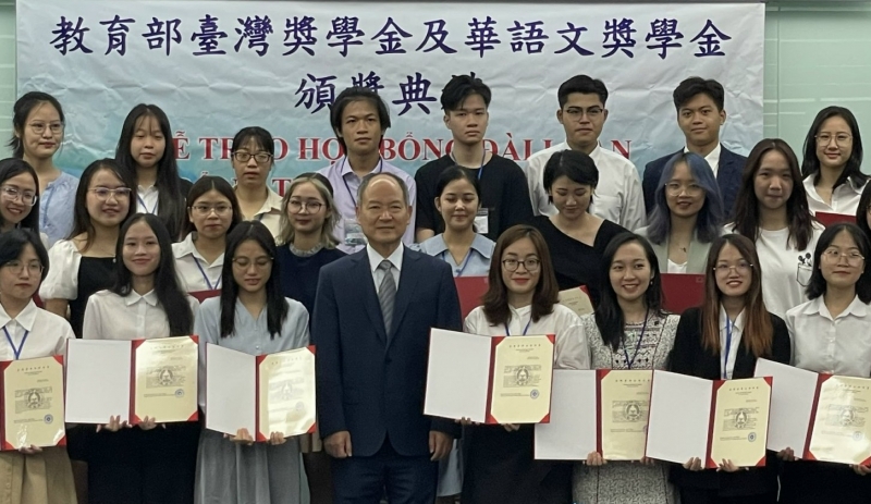 越南助学金获得者出席2022年台湾助学金及华文助学金颁发典礼。（图：越南《人民警察报》）
