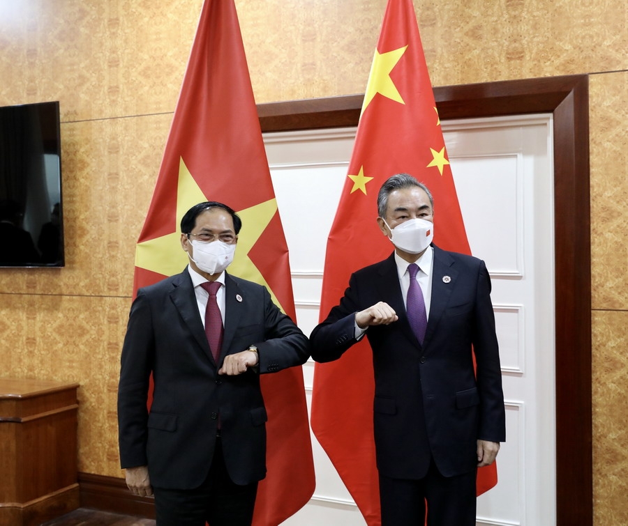 外长裴青山（左）会见中国国务委员兼外长王毅（图：越南之声）