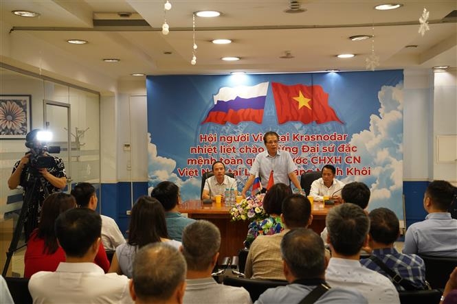 越南驻俄罗斯大使邓明魁发表讲话。