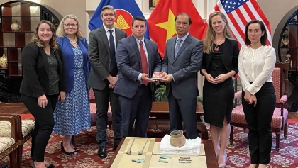 越南驻美大使馆从美国联邦调查局接收文物