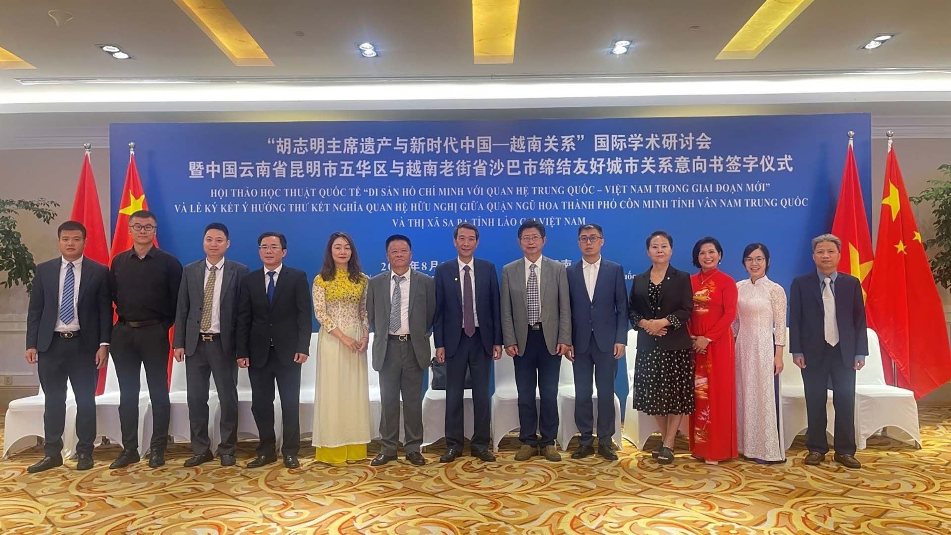 越南驻昆总领事馆馆员与在云南越南侨胞和企业代表合影（图：《国际报》）