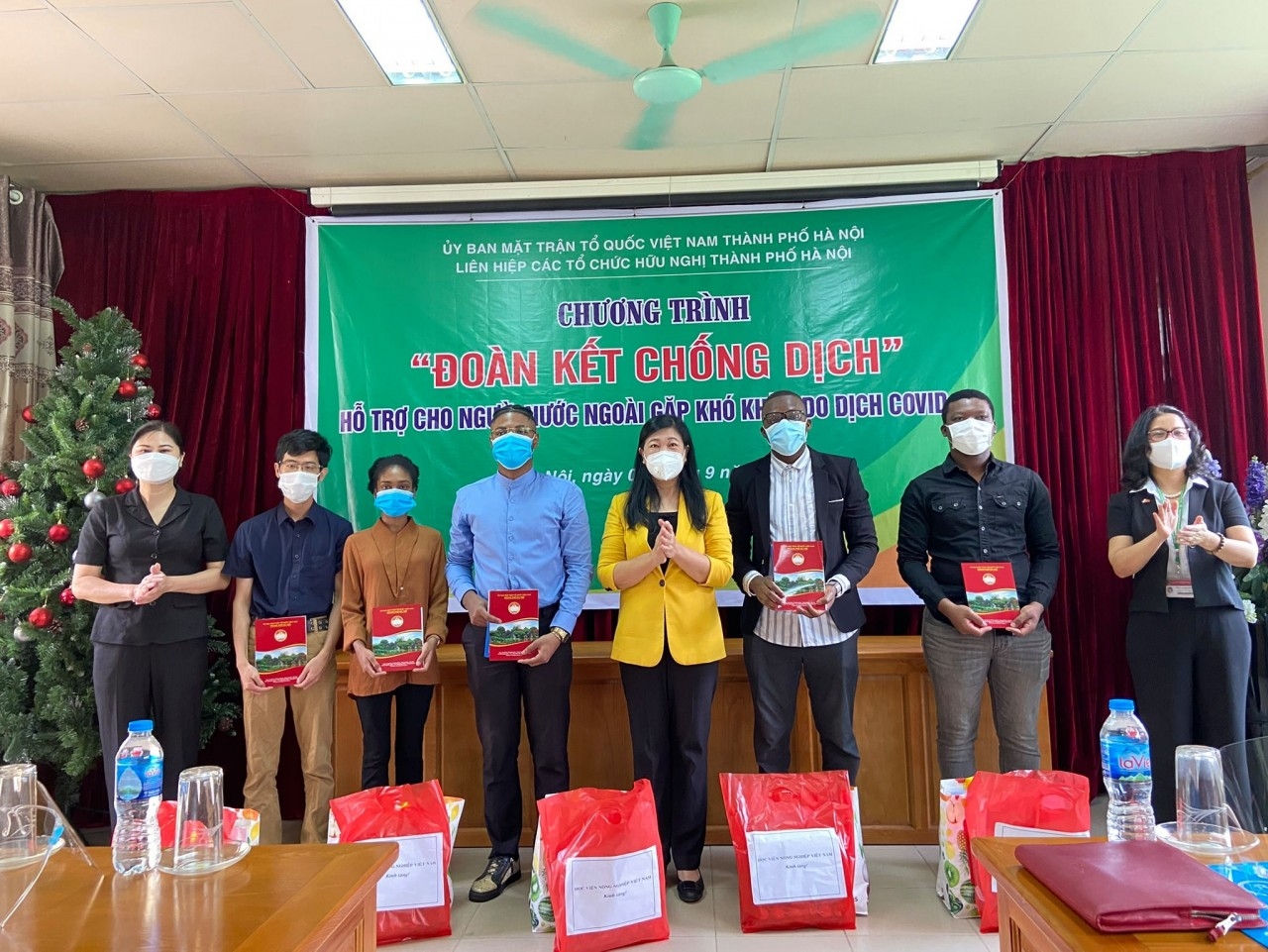 河内市越南祖国阵线委员会主席阮兰香向受疫情影响的越南农业学院外国学生送慰问礼