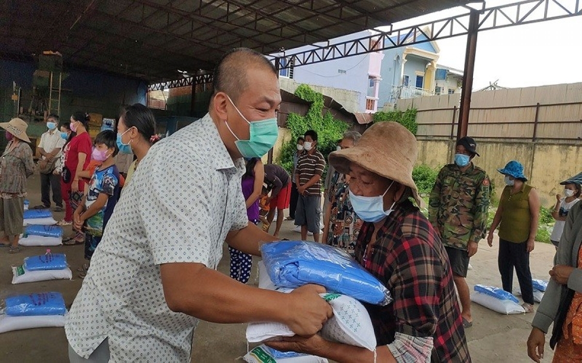 上千户柬埔寨越裔家庭收到援助品