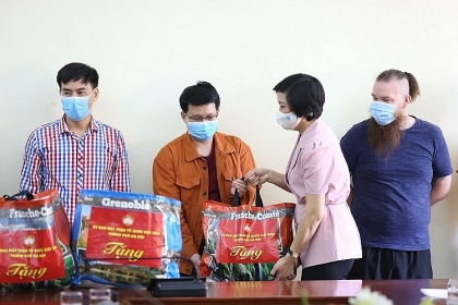 越南友好组织联合会河内分会为受新冠疫情影响的外国人赠送108份慰问品
