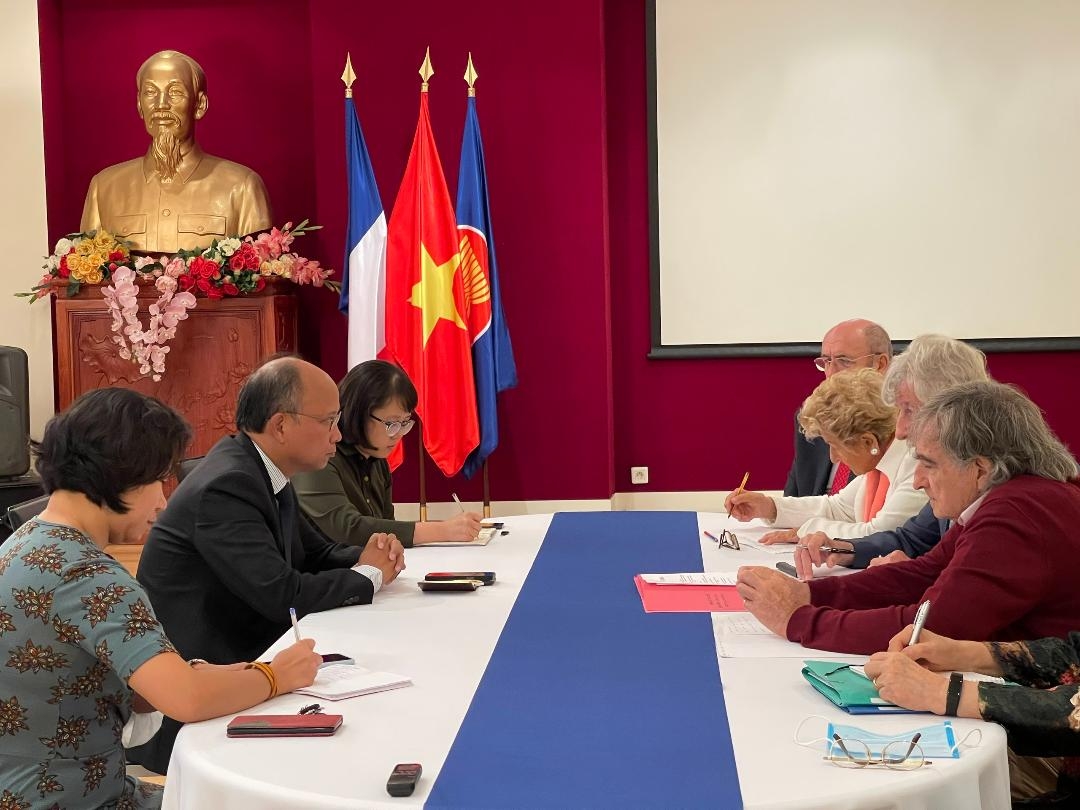 越南驻法国大使丁全胜会见了由法越友好协会（AAFV）主席热拉尔•达维奥（Gérard Daviot）率领的领导代表团。