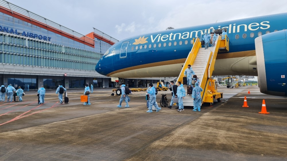 Bản in : 云屯机场迎接从法国持有“疫苗护照”的逾300名旅客 | Vietnam+ (VietnamPlus)