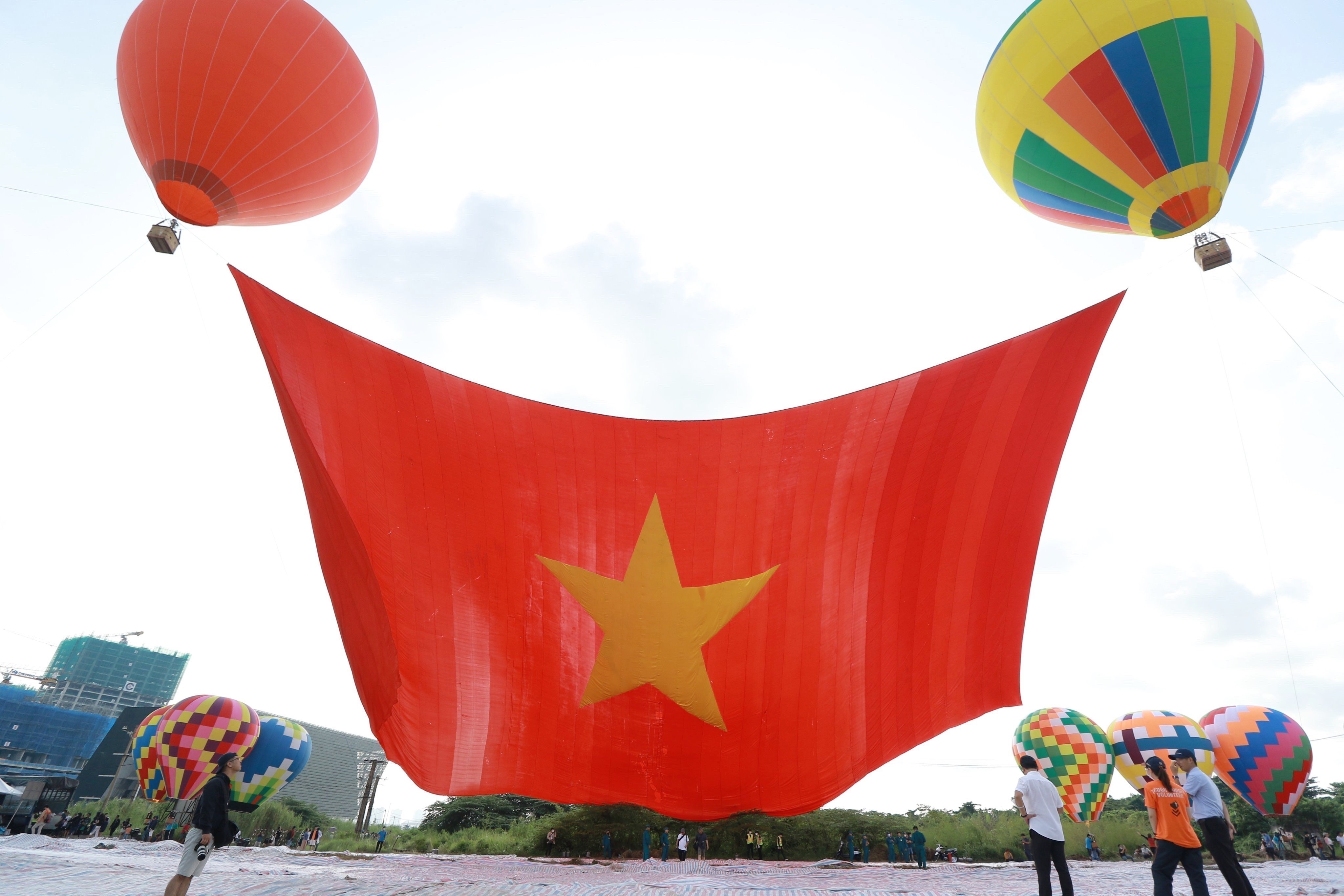 Bản in : 庆祝国庆节胡志明市放飞牵引大型国旗的热气球 | Vietnam+ (VietnamPlus)