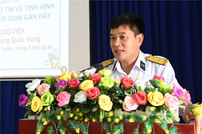 海军第五区司令部报告员提供有关越南海域情况的信息。（图片来源：互联网）