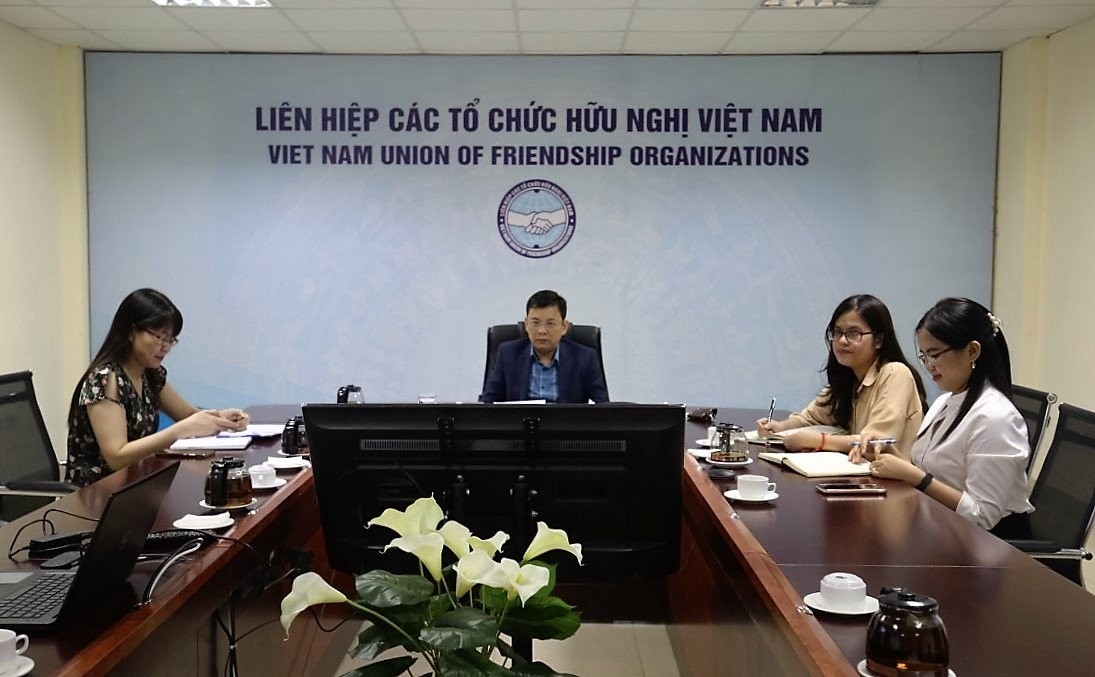 越南代表团在越南友好组织联合会分场参与纪念活动。