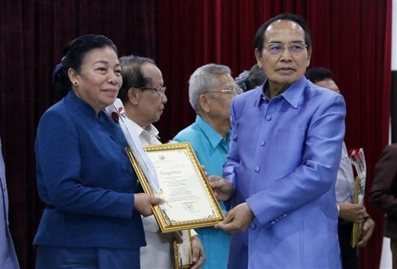 Bản in : 越老建交60周年：老挝举行有关越老特殊关系文学作品奖颁奖仪式  | Vietnam+ (VietnamPlus)