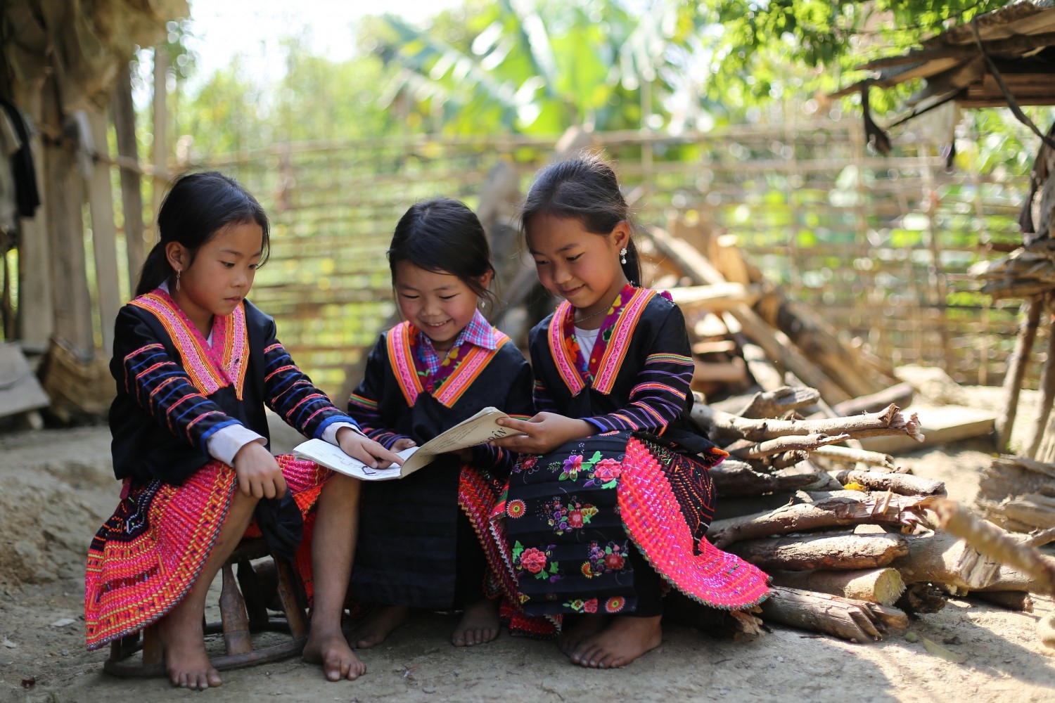 Bản in : 打造女童身处其中的未来画面：传播鼓励少数民族女孩学习的50个励志故事 | Vietnam+ (VietnamPlus)