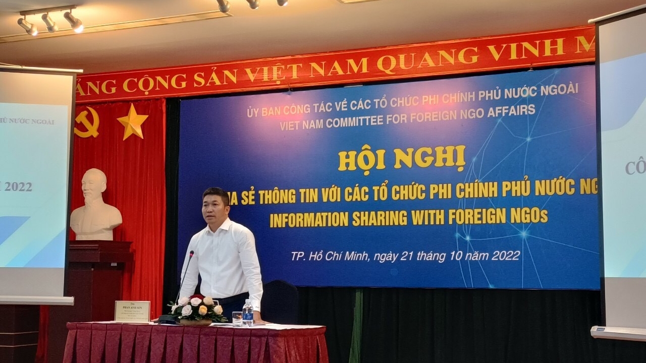 不断与越南各外国非政府组织并肩同行