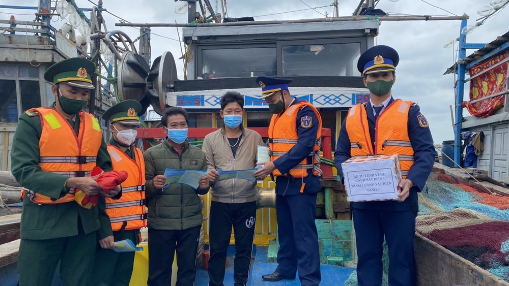 Bản in : 在海防市白龙尾加大打击非法捕捞活动的宣传力度  | Vietnam+ (VietnamPlus)