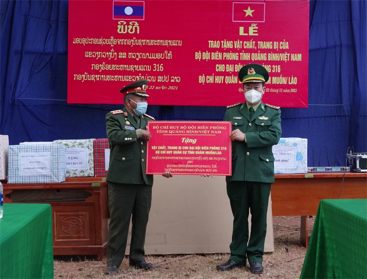 向老挝边防部队捐赠价值为4亿越南盾的医疗物资
