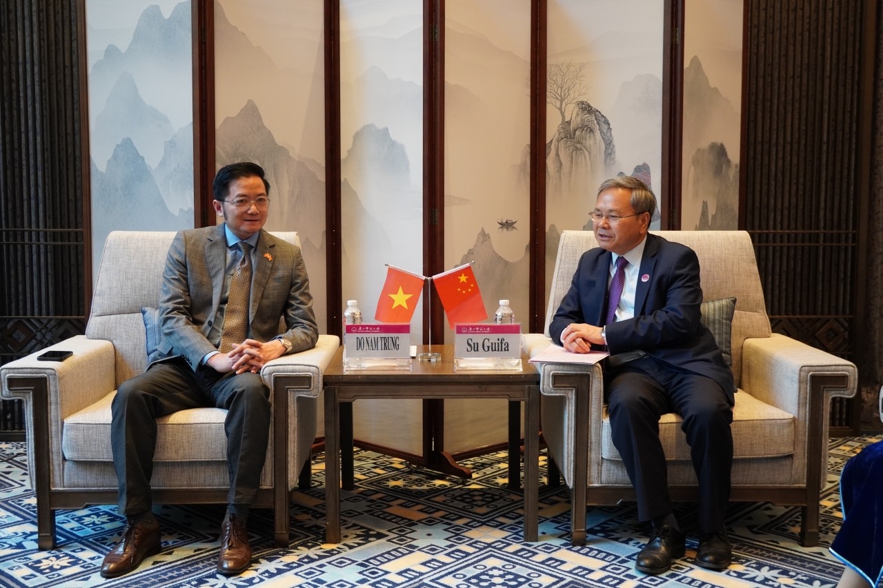 广西师范大学苏桂发副校长会见了越南驻南宁总领事杜南忠（左）。