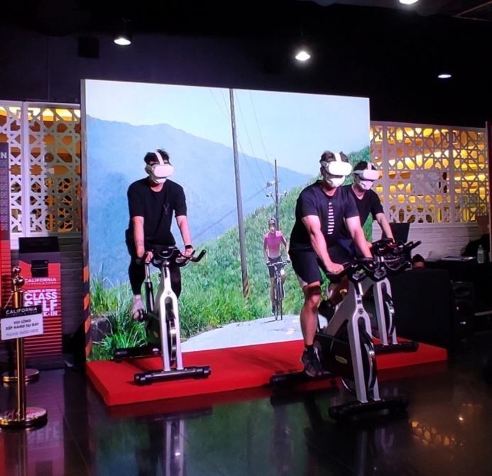 越南人既可以一边在加州健身瑜伽中心骑健身车，一边使用虚拟现实眼镜，通过360度视频参观和欣赏台湾意想不到的自然景观、人文、文化等。