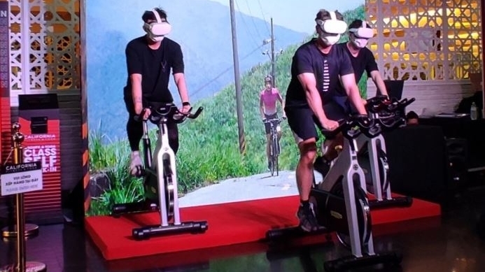 通过虚拟现实眼镜体验骑车游中国台湾