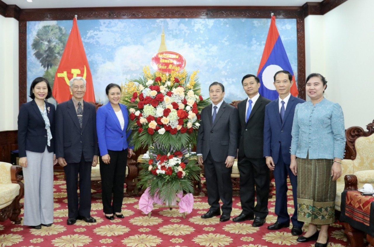 越南友好组织联合会祝贺老挝人民民主共和国国庆47周年