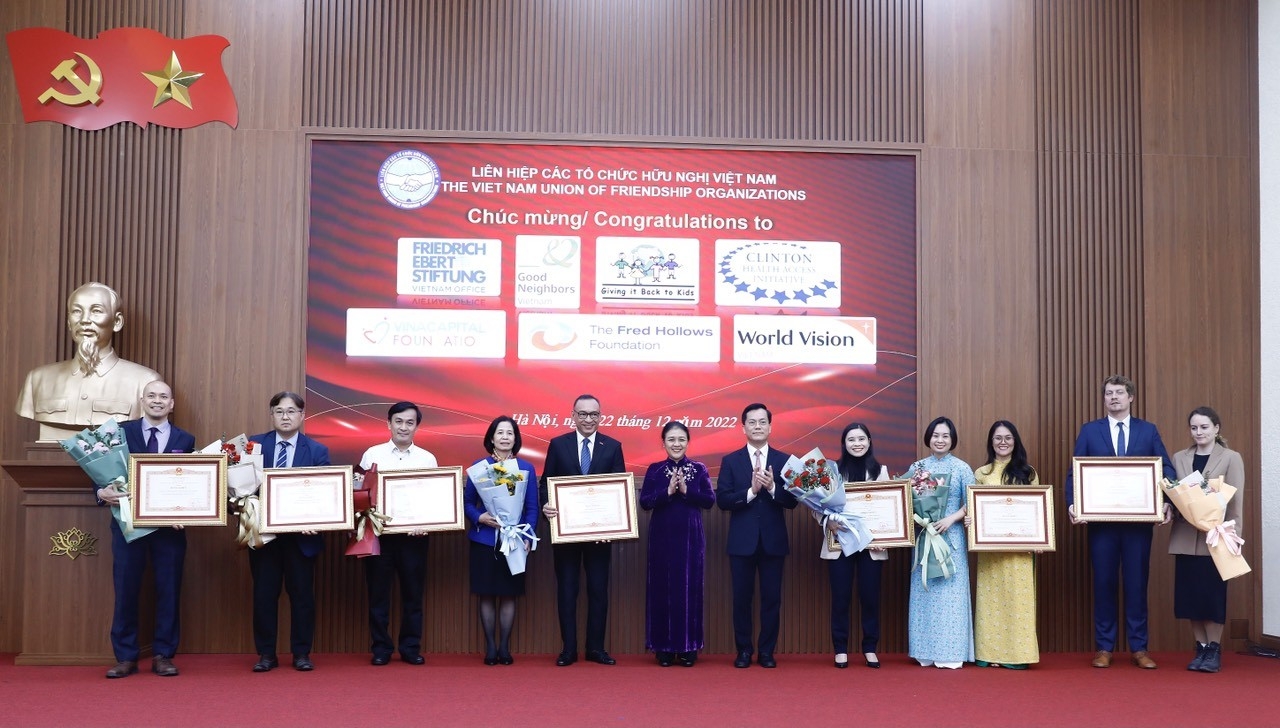 向对越南经济发展、社会保障事业做出积极贡献的37个外国非政府组织授予了奖状