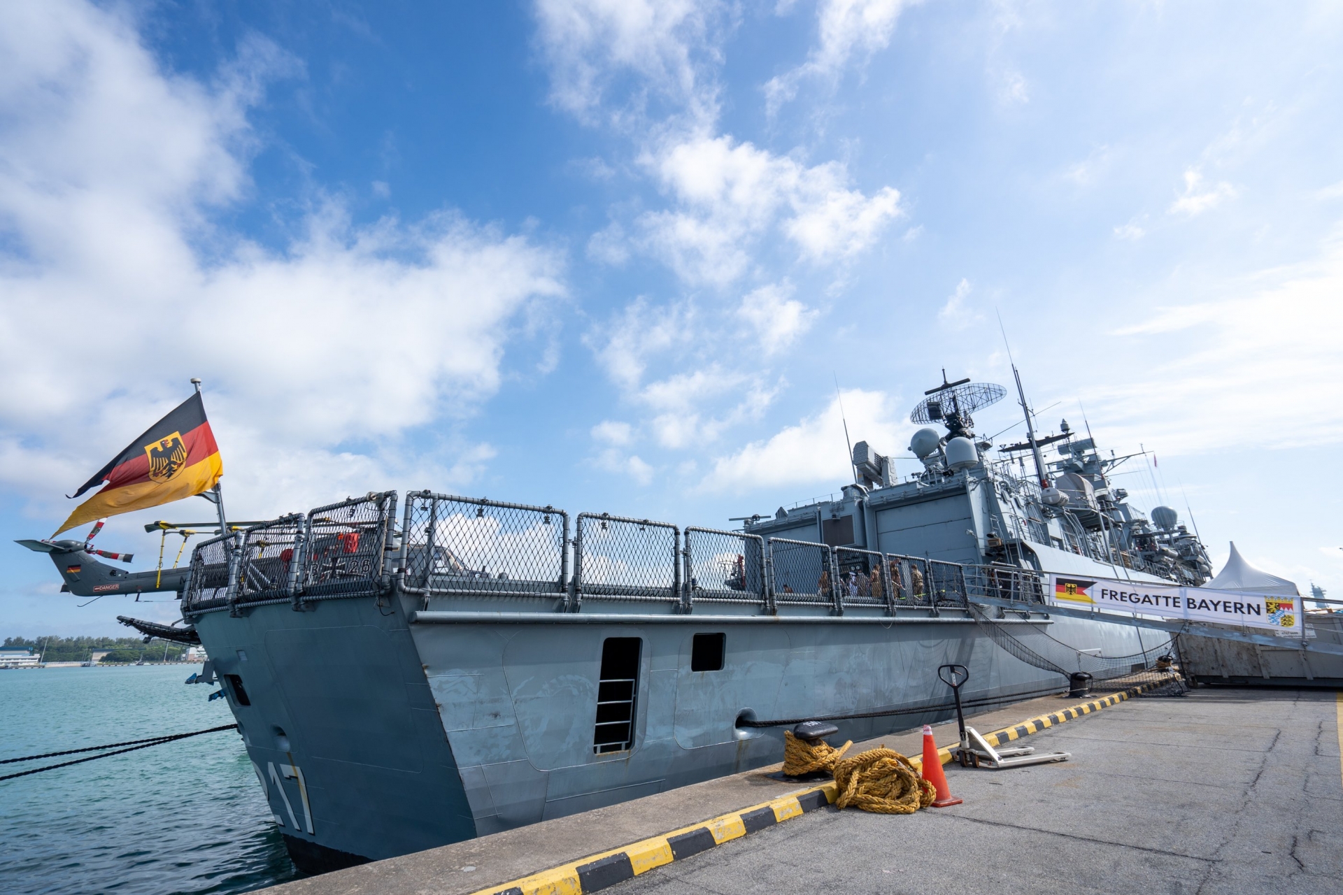 德国海军护卫舰“FGS拜仁”对越南进行友好访问。