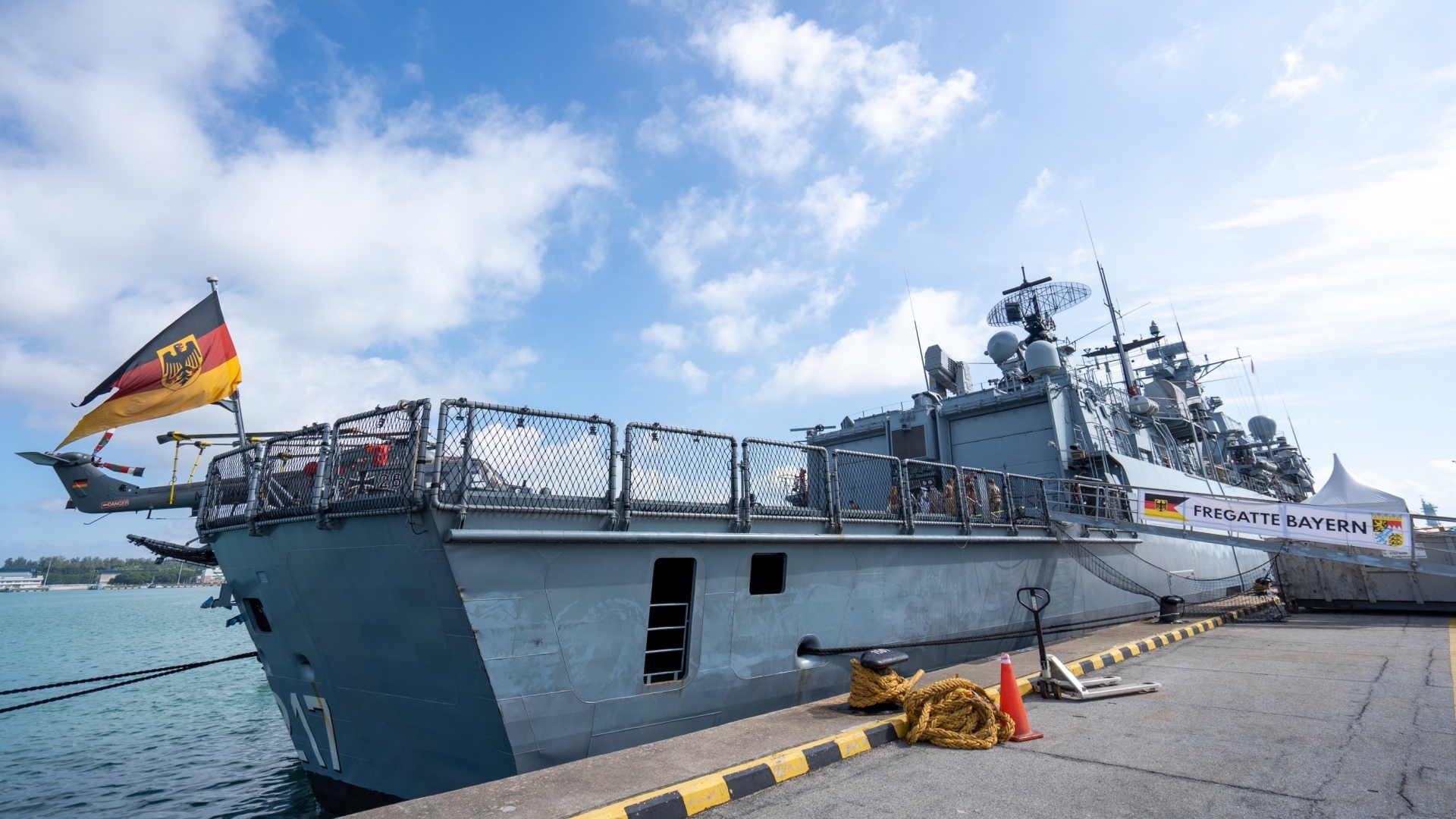 德国海军护卫舰“FGS拜仁”对越南进行友好访问