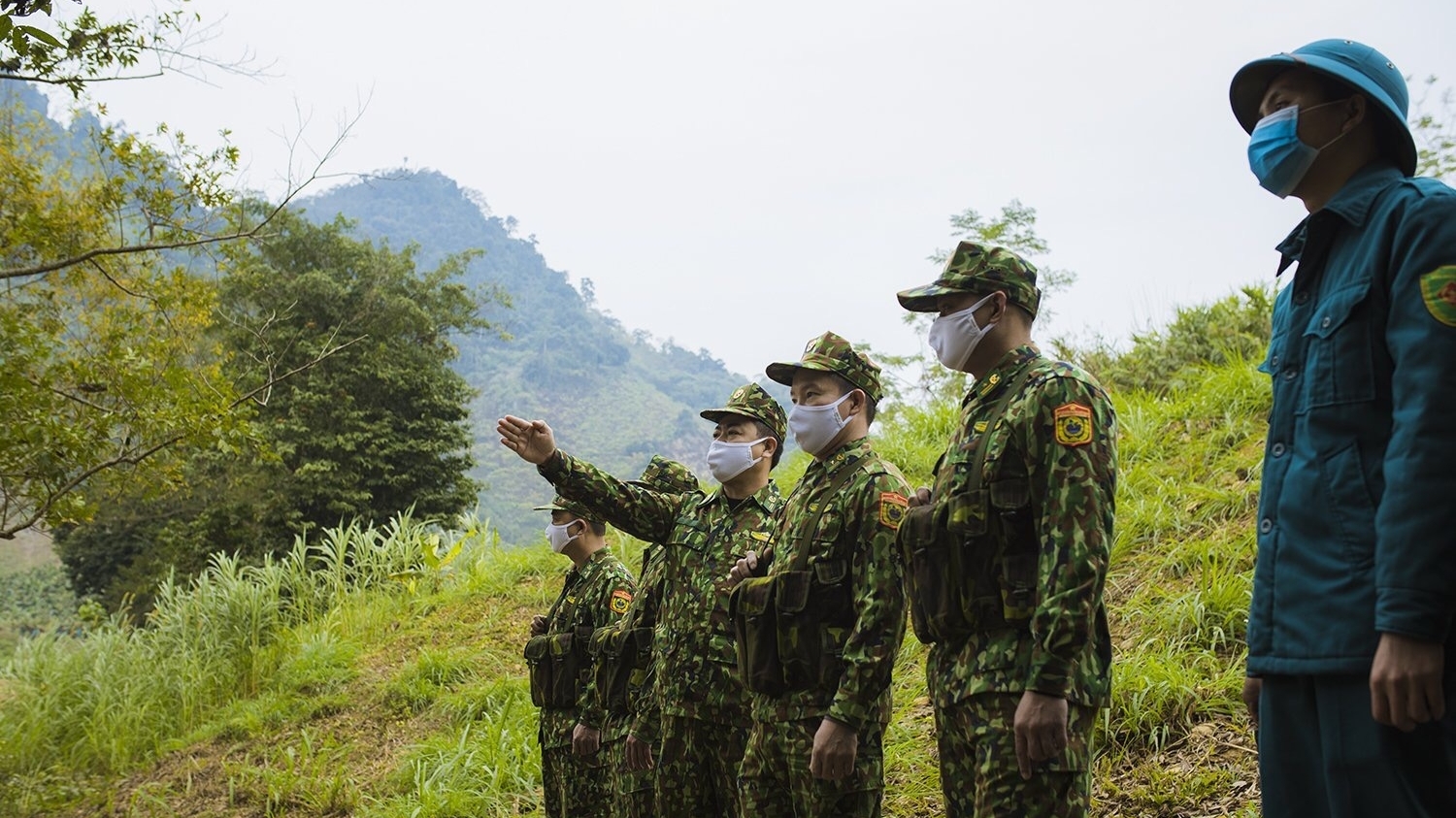 越南国会副主席探望同塔省平盛边防哨所指战员