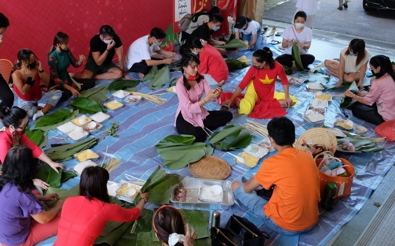 越南驻新加坡大使馆举行包粽子比赛。